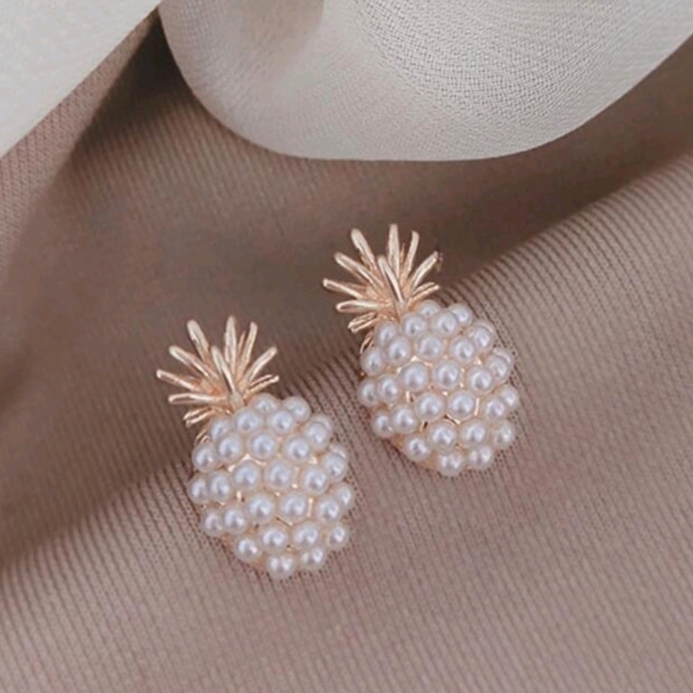 NEWl Pinapple faux pearl stud earrings - Picture 8 of 8